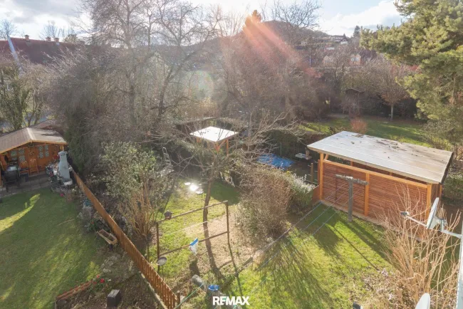 Blick von Wohnung auf eigenen Garten