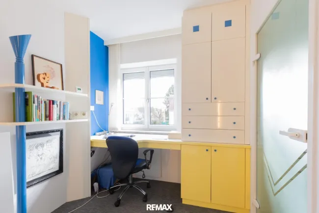 Schlafzimmer mit Home-Office-Bereich