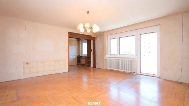 Helles Wohnzimmer mit Balkonzugang