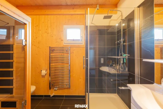 Badezimmer EG mit Infrarotkabine