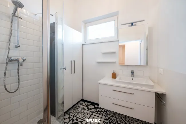 Modernes Badezimmer mit Fenster