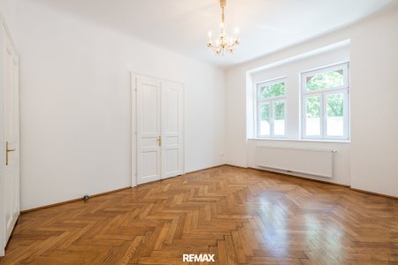 Großzügiges Schlafzimmer