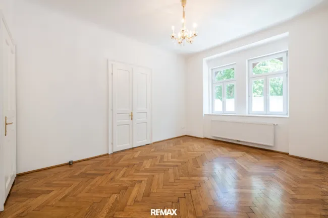 Großzügiges Schlafzimmer