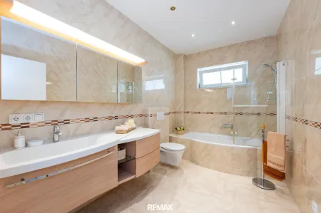 Bad mit Wanne/WC
