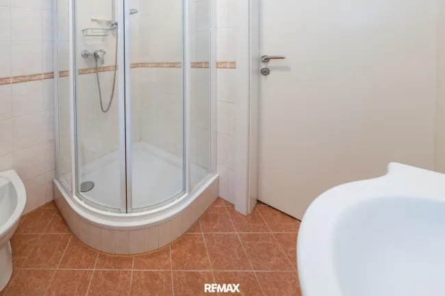 Bad mit Dusche KG