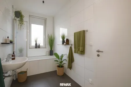 Badezimmer von beiden Räumen aus begehbar