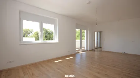 Wohnzimmer mit Küchenanschlüssen im rechten Eck