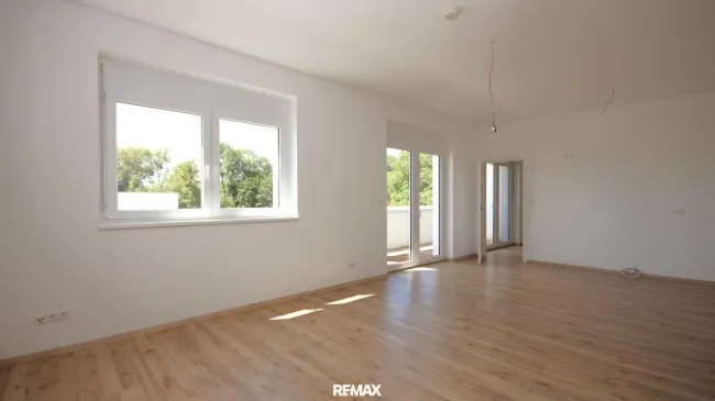 Wohnzimmer mit Küchenanschlüssen im rechten Eck