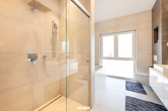 Badezimmer mit Walk-In Dusche, Badewanne und WC