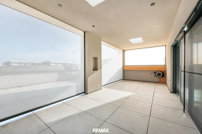 Überdachte Terrasse mit Wind- und Sonnenschutz