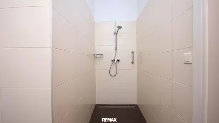 ...geräumiger Walk-in Dusche