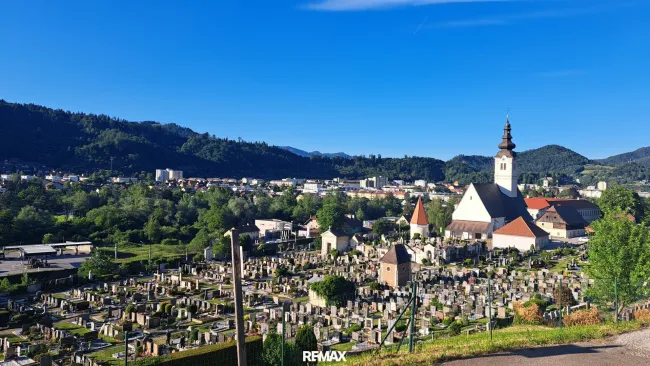 Blick über den Friedhof zur Stadt