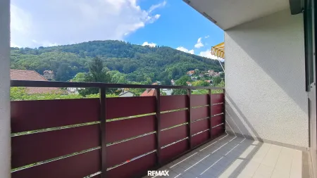 Großzügiger Balkon mit Blick ins Grüne