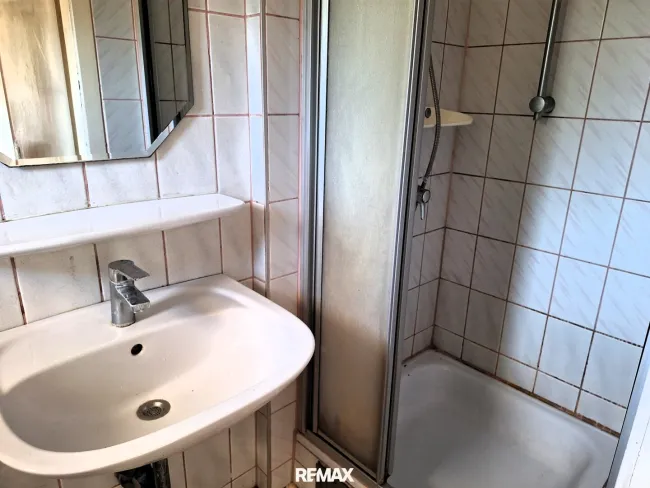 Bad mit Dusche und Fenster