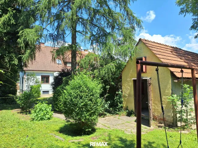 Gartenansicht mit Nebengebäude