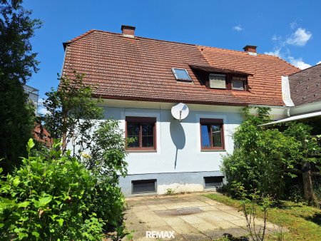 Blick vom Garten auf das Haus