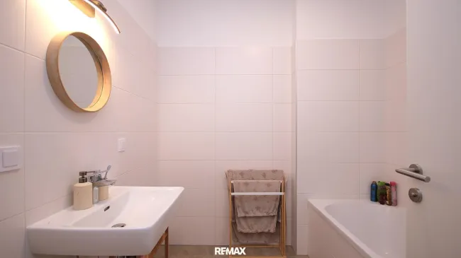 Bad mit Wanne UG