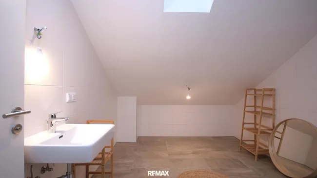 Badezimmer mit Dusche OG