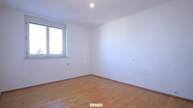 Wohnzimmer mit Ausgang zum Westbalkon (Einrichtungsbeispiel)
