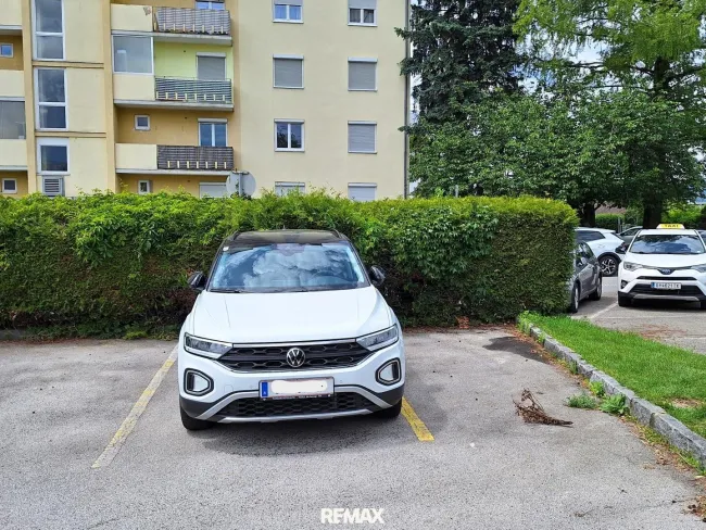 Überbreiter Parkplatz mit Aufpreis