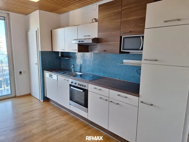 Wohnzimmer mit Ausgang zum Westbalkon (Einrichtungsbeispiel)