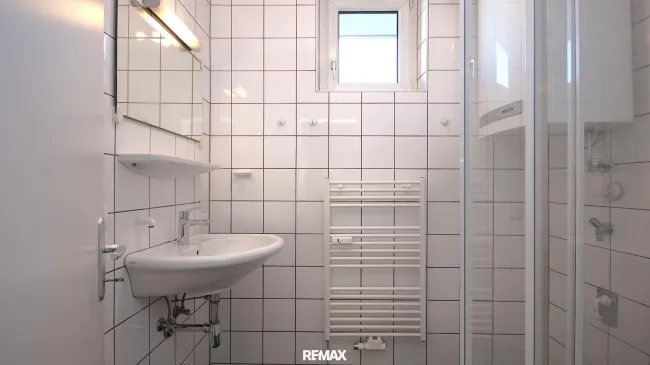 Bad mit Dusche und Waschmaschinenanschluss