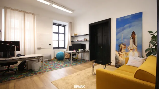Großzügiges Büro