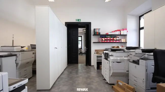 Großzügiges Büro Lager
