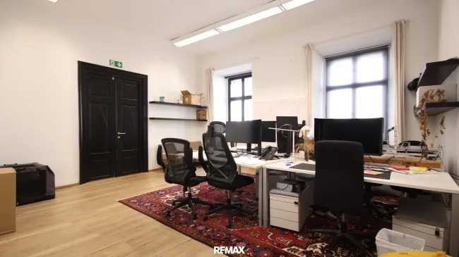 Büro mit großzügigen Arbeitsplätzen