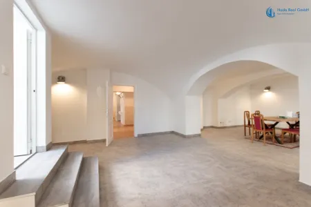 Souterrain-Studio mit Straßenzugang