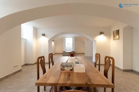 Souterrain-Studio mit Straßenzugang