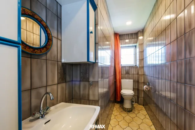 WC mit Waschbecken EG