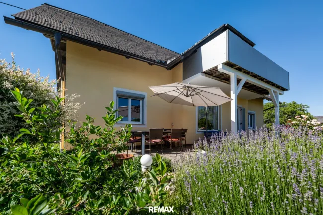 Blick auf Terrasse & Balkon