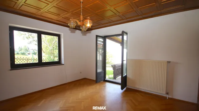 Wohnzimmer mit Ausgang zur Terrasse