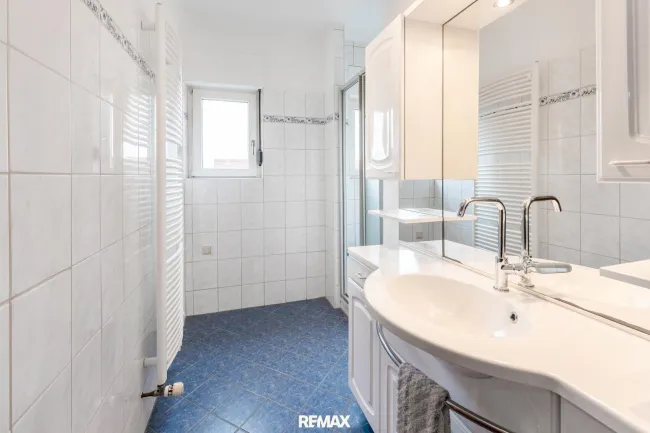 Badezimmer mit Dusche EG