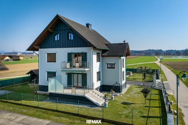 Westansicht mit Balkon und Terrasse