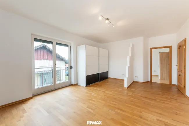Großzügiges Zimmer mit Balkonzugang OG