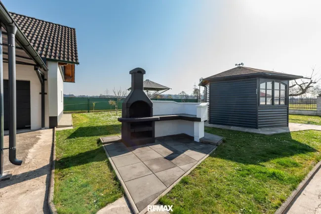 Gemauerter Grill und Pavillon