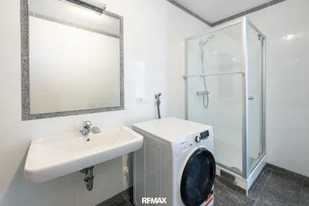 Großzügiges Badezimmer mit Dusche und Wanne