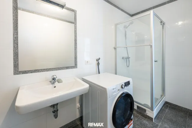 Großzügiges Badezimmer mit Dusche und Wanne