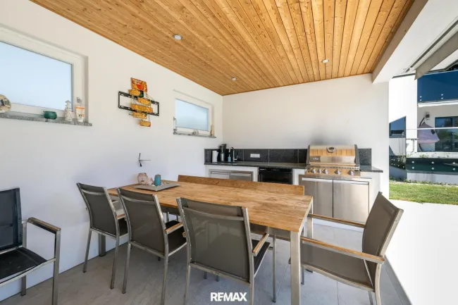 Überdachte Terrasse Poolhaus