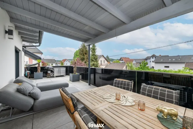 Großzügige Südterrasse OG