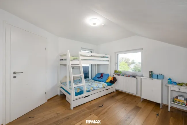 Kinderzimmer mit Terrassenzugang OG