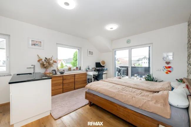 Schlafzimmer mit Terrasssenzugang OG
