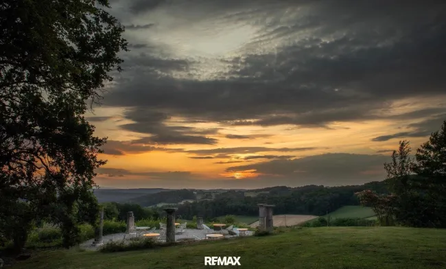 Antikes Säulenrondell im Sonnenaufgang