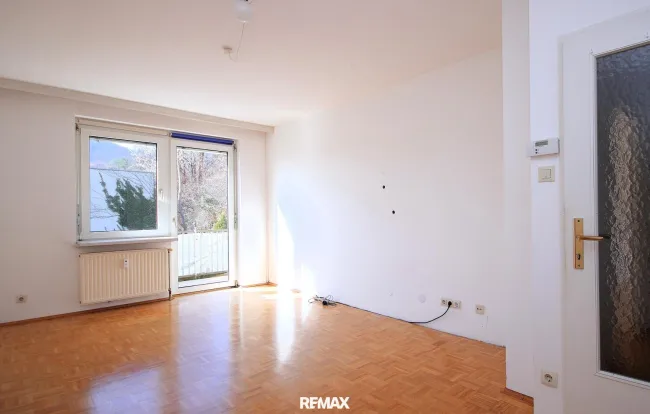 Großes Zimmer links mit Balkon