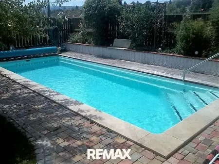 Pool mit Abdeckung