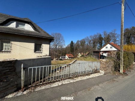 Straße mit Einfahrt