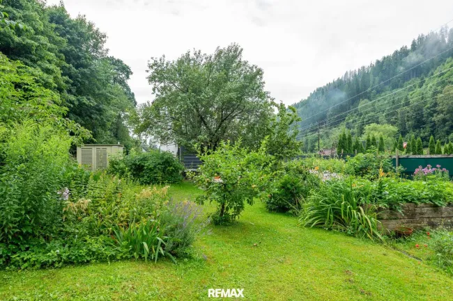 Garten mit Blumen- und Gemüsebeet