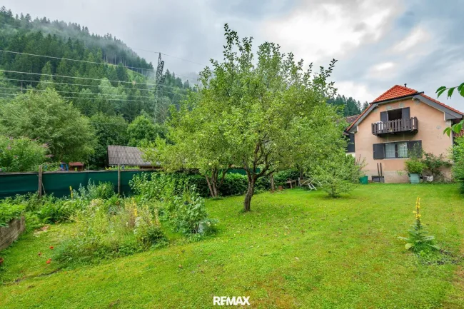 Hausansicht mit Garten